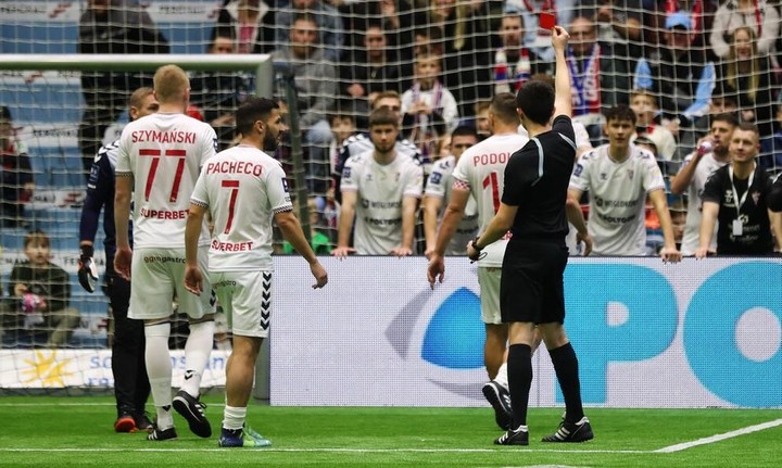 Podolski zorganizoval benefičný turnaj, dostal na ňom červenú